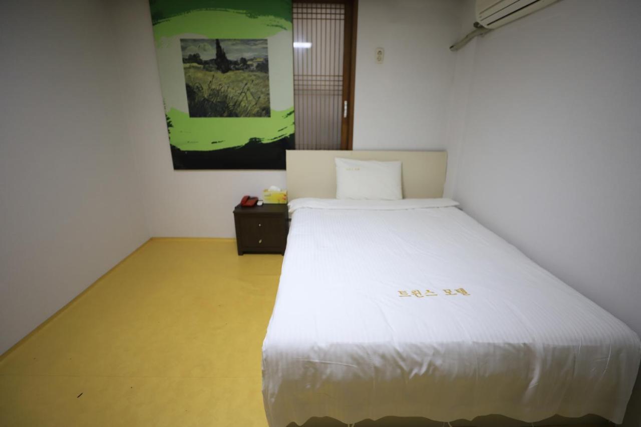 Twins Hotel Jeju Eksteriør billede